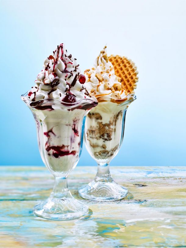 Softeis im Glas mit leckeren Toppings und Waffel