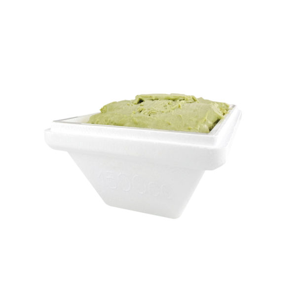 Offene Thermo Eisbox weiß mit grünem Speiseeis befüllt
