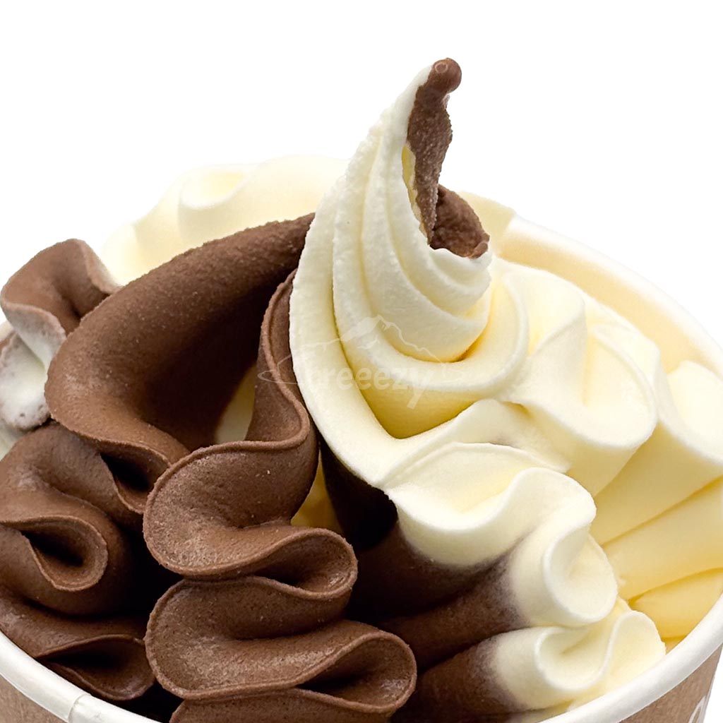 Softeis Nahaufnahme mit Edelstahltülle